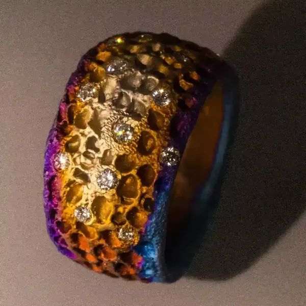 anello a fascia in titanio osiidato e diamanti