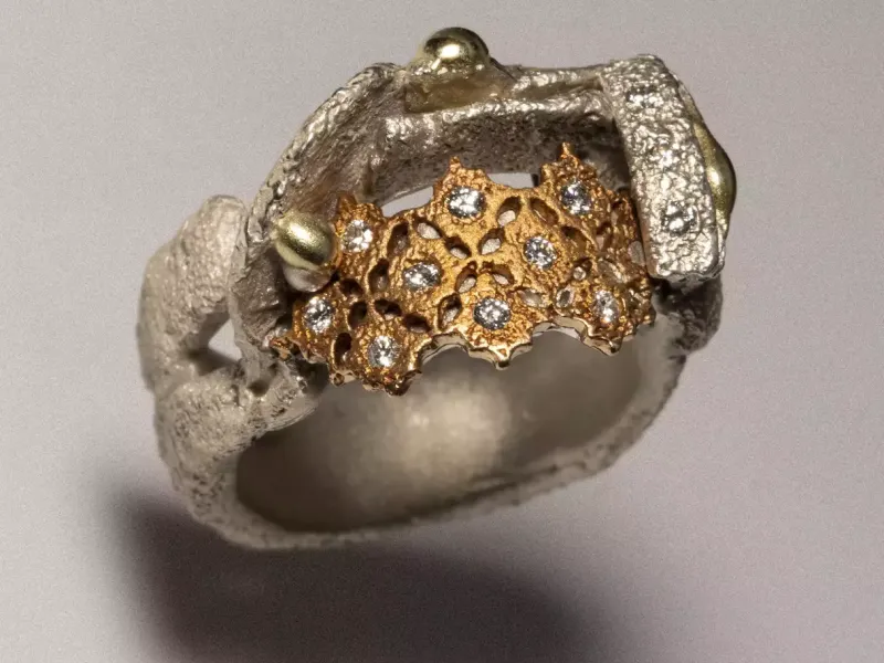 Anello artigianale in argento con parti traforate in bronzo, gocce d'oro e diamanti