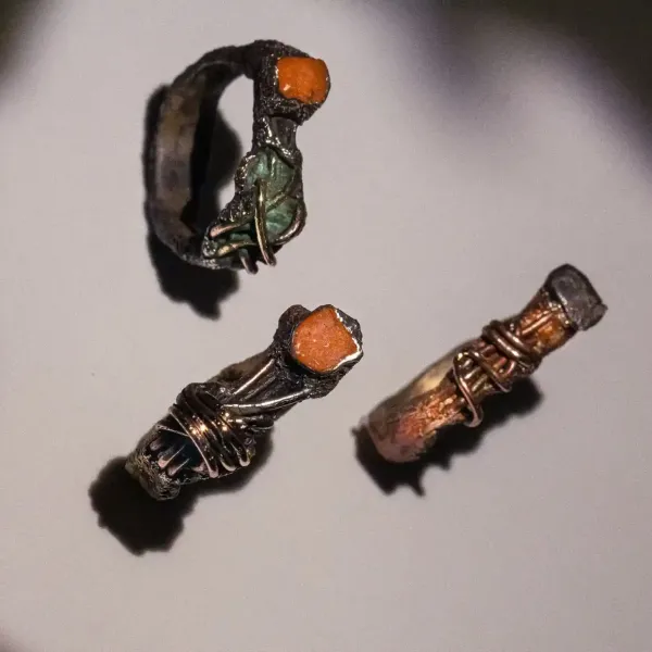 anelli con inclusioni, pezzi unici, in argento e inclusioni materiche
