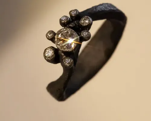 anello in titanio nero e diamanti