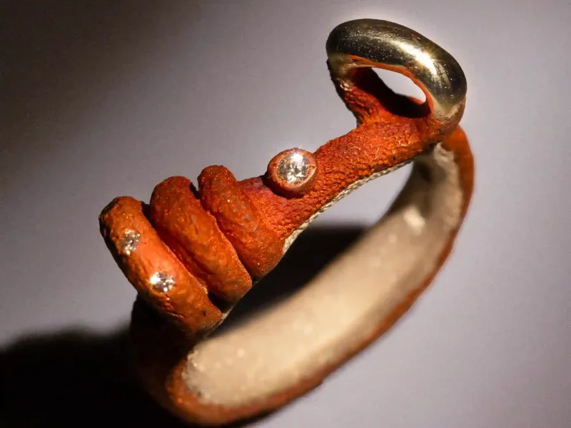 anello in bronzo ricoperto argento, oro e diamanti