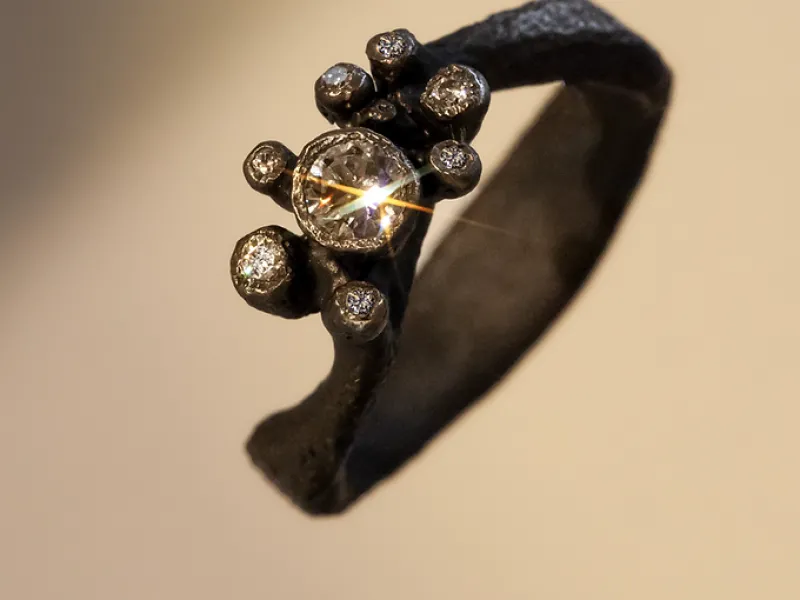 fede in titanio nero e diamanti