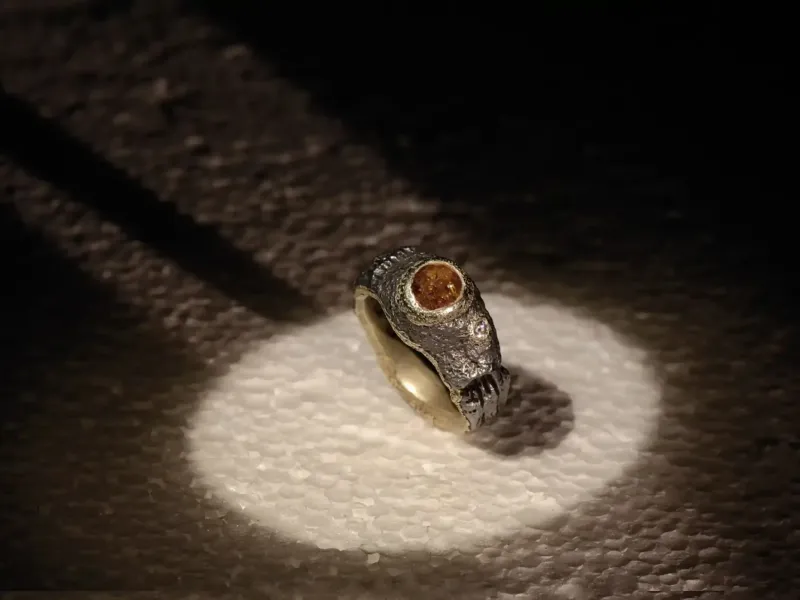 anello in ferro con oro bianco e diamante grezzo