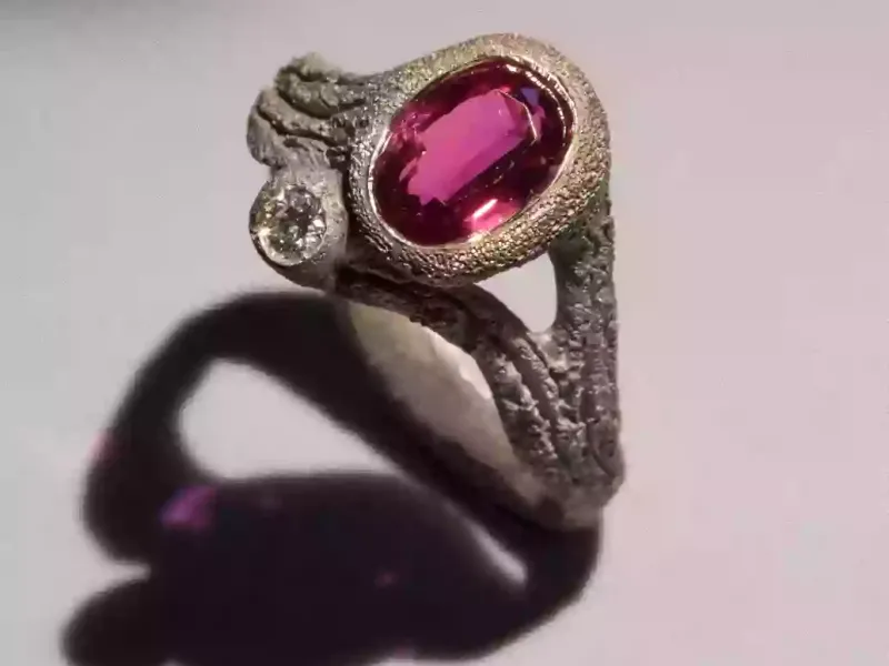 anello con rubino in oro muto