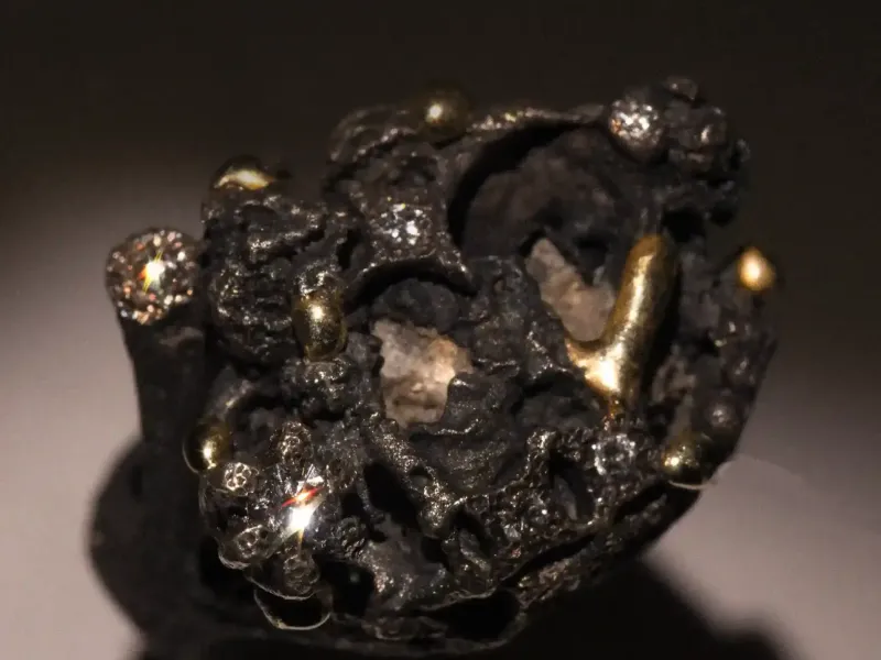 gioiello in pietra lavica (lava) by Pilgiò Milano