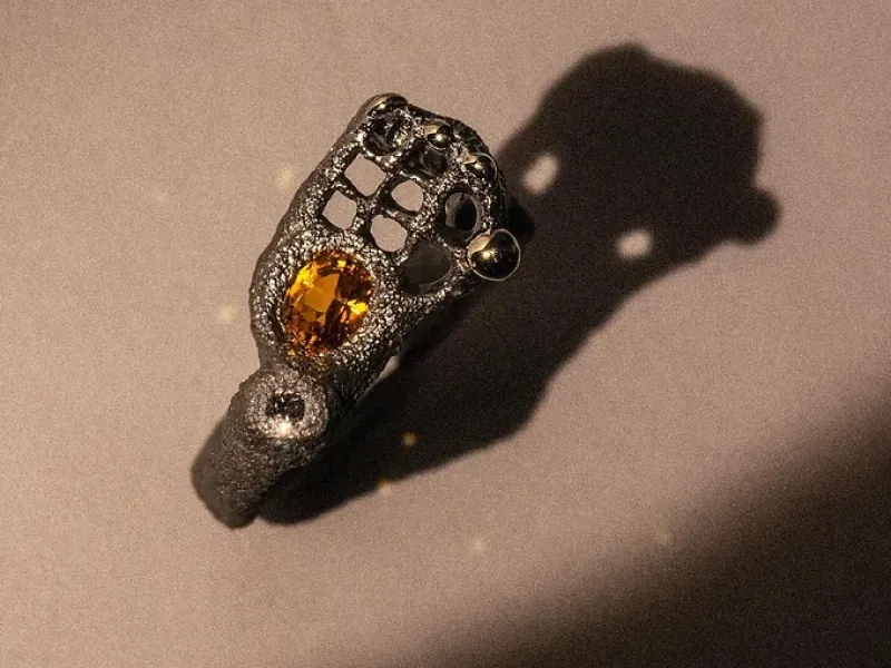 Anello prezioso artigianale in acciaio e rete con oro, diamanti e zaffiro