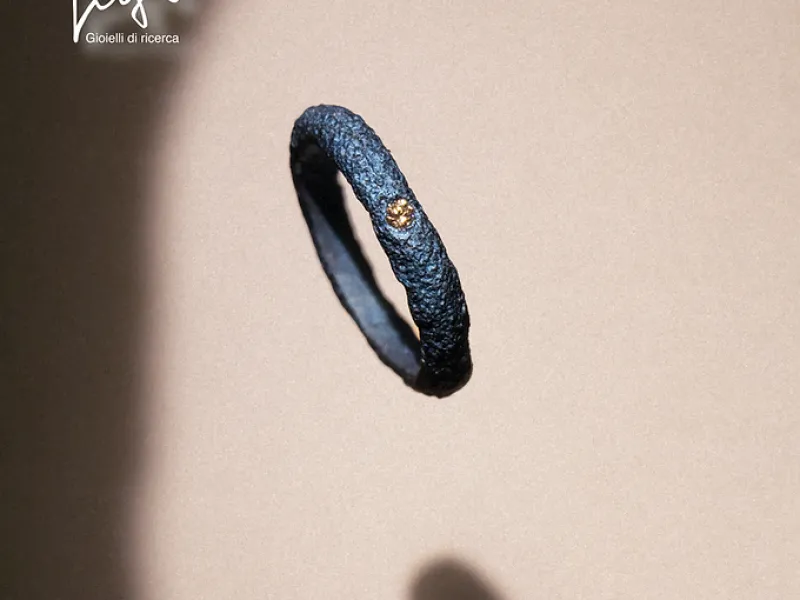 fede classica artigianale in titanio blu e diamante