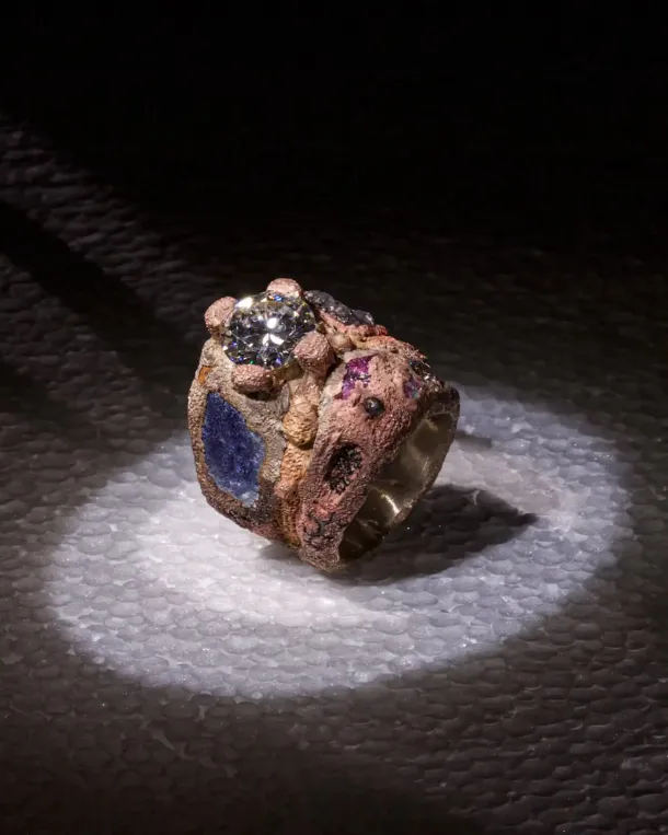 anello con inclusioni in argento con lava, scorie di ferro, lapislazzuli - base anello in bronzo e diamante