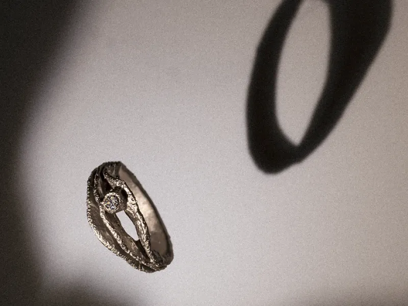 Anello creato artigianalmente in titanio con diamante