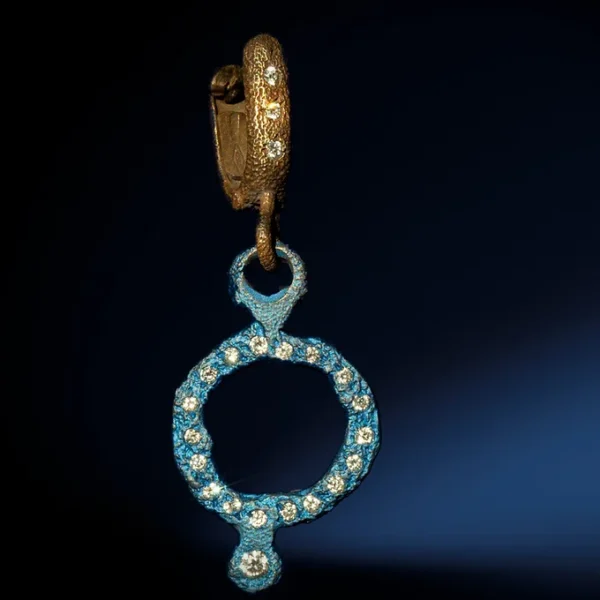 Mono orecchino circle in titanio blu oro e diamanti
