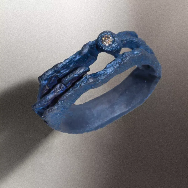 anello in titanio blu e diamante - linea piastrine