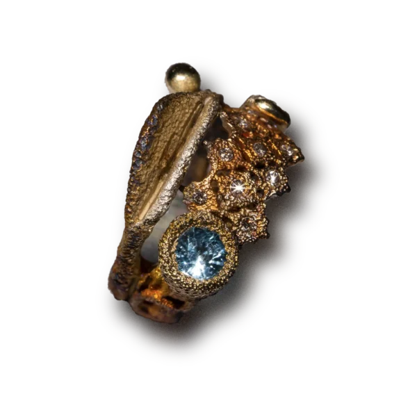 Anello artigianale in argento ossidato con parti traforate in bronzo, zircone naturale azzurro, gocce d'oro e diamanti