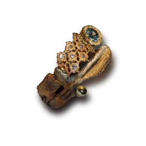 Anello artigianale in argento ossidato con parti traforate in bronzo, zircone naturale azzurro, gocce d'oro e diamanti