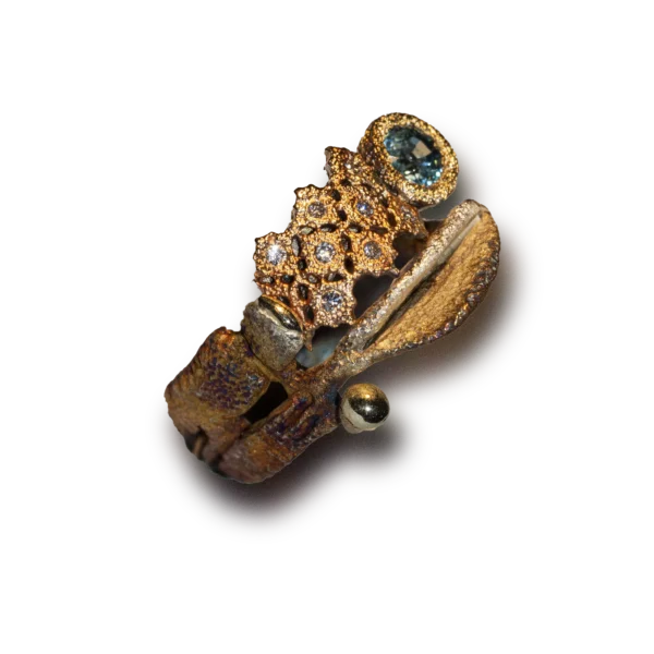 Anello artigianale in argento ossidato con parti traforate in bronzo, zircone naturale azzurro, gocce d'oro e diamanti